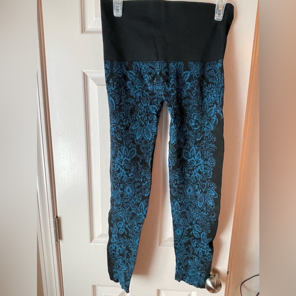 Like New Soma Slimming Legging SzXL. Blossom Poseidon Black & Blue Print.